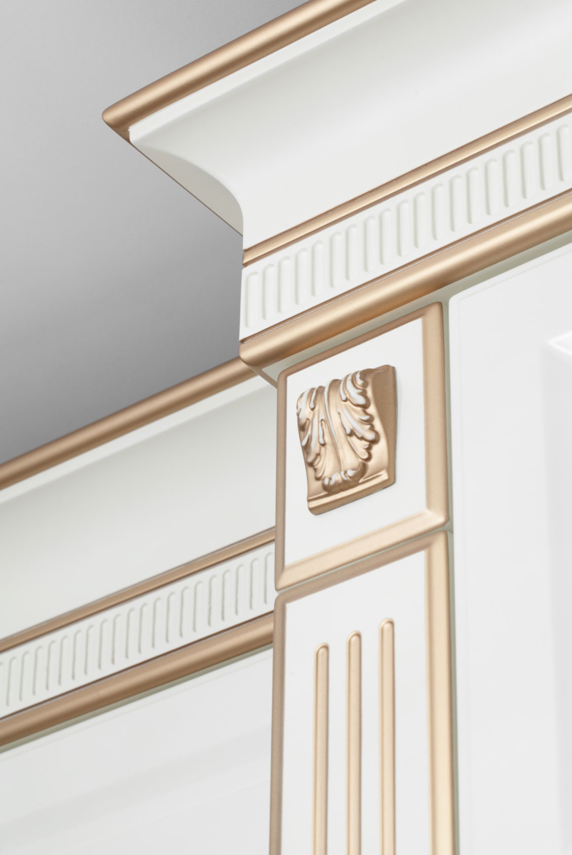 Detal architektoniczny - rzeźbione kolumny z drewna, dębowe, białe meble kuchenne na wymiar.