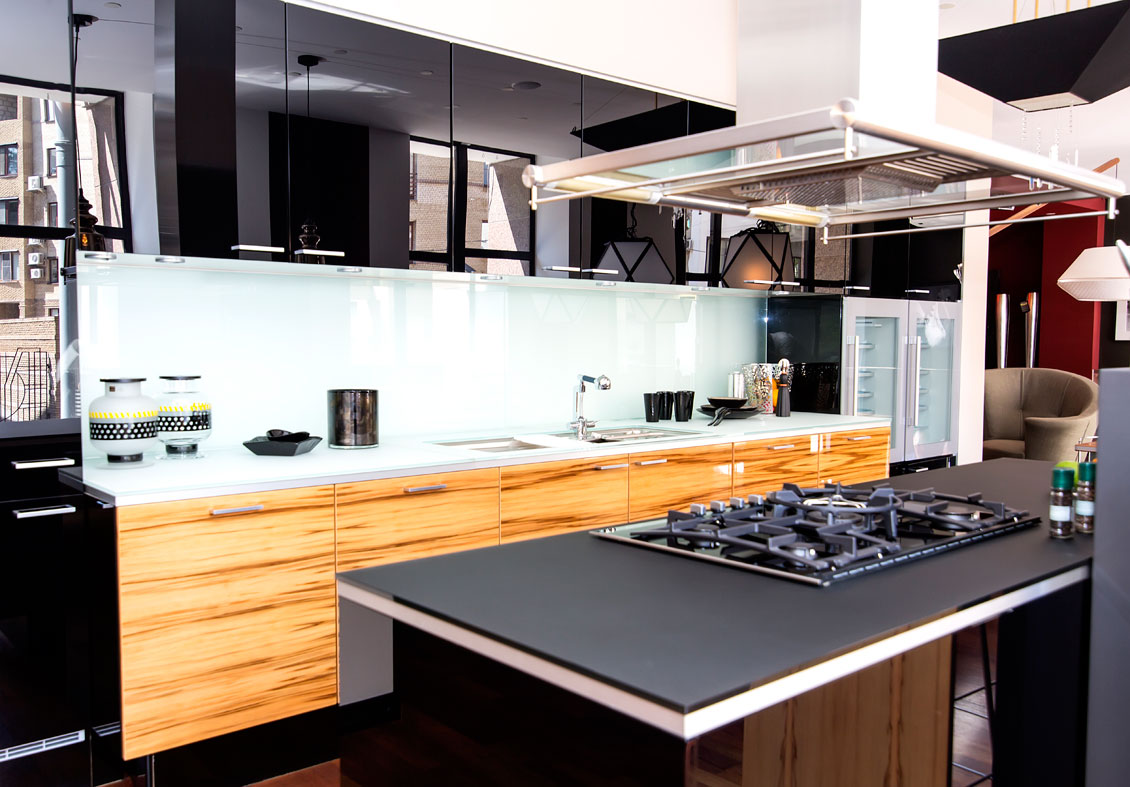 Luksusowa drewniana kuchnia na wymiar - meble kuchenne nowoczesne czarne.
