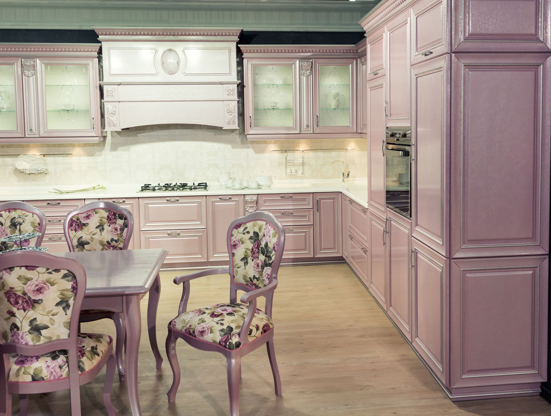Różowa kolorowa kuchnia na wymiar - meble kuchenne drewniane w stylu vintage.