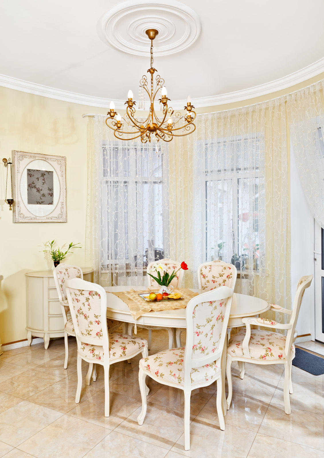 Widok na salon - luksusowe białe meble kuchenne na wymiar - kuchnia drewniana otwarta na salon, jasna.