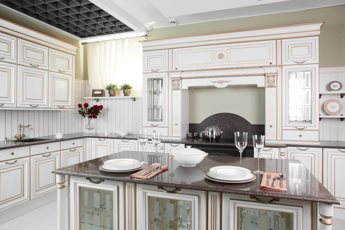 Luksusowe meble kuchenne na wymiar - luksusowa kuchnia drewniana na wymiar biała ze złoceniami - kuchnia dębowa z wyspą na zamówienie.