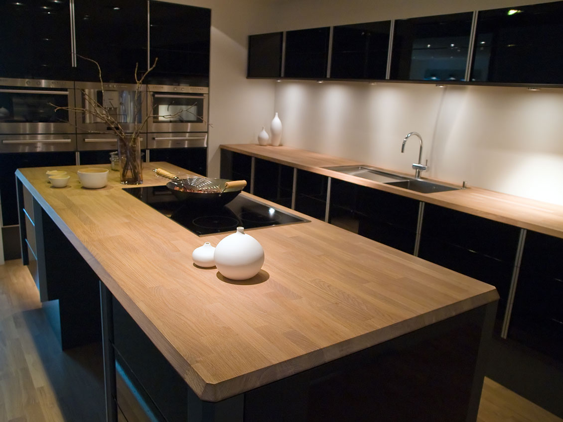 Luksusowe drewniane meble kuchenne na wymiar - kuchnia dębowa czarna - wyspa kuchenna z drewna.
